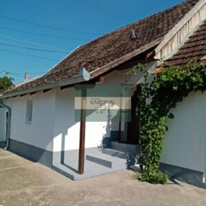 Renovirana kuća u centru sela Jazak!